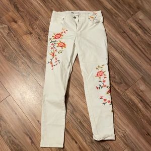 White skinny jeans with a floral embroidery!